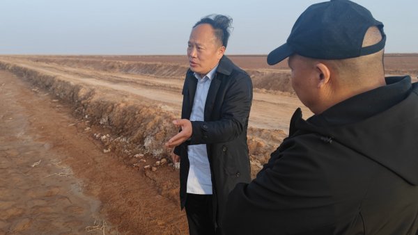 新疆阿拉尔市拓荒地，压了四次水。建议干播湿出滴施禾康土壤调理剂，提横跨苗率、出全苗壮苗、根系蓬勃的大苗，苗期继续滴施禾康土壤调理剂，扫除僵苗，实现昔时盐碱地的改良，也有相对不错的棉花产量。